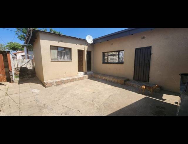 2 BEDROOM HOUSE FOR SALE IN MOROKA